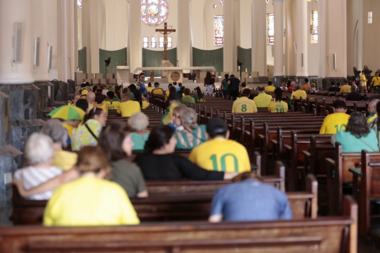 Apoiadores de Bolsonaro ocupam a Catedral Metropolitana de Fortaleza