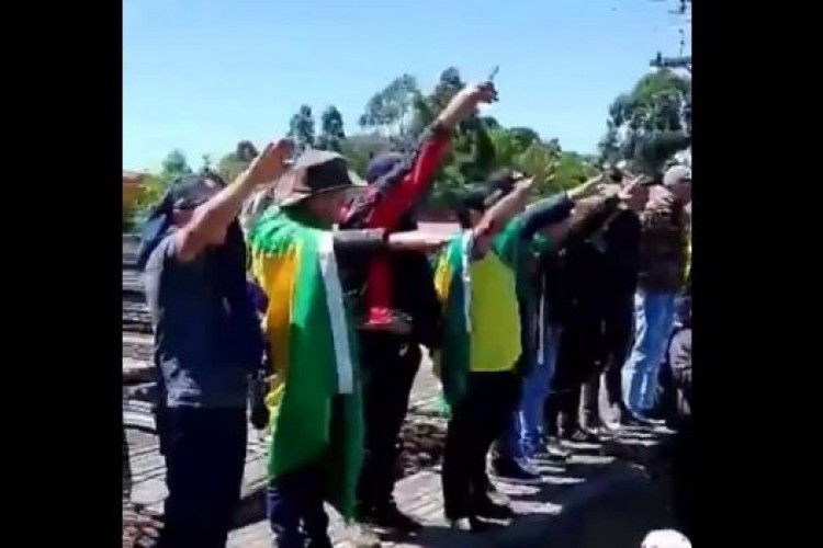 Gesto feito por apoiadores de Bolsonaro em Santa Catarina