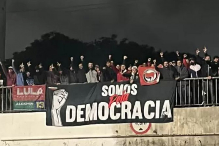 Foto de apoio ilustrativo; torcidas organizadas atuaram removendo bloqueios de estradas brasileiras durante atos antidemocráticos que ocorreram em novembro último