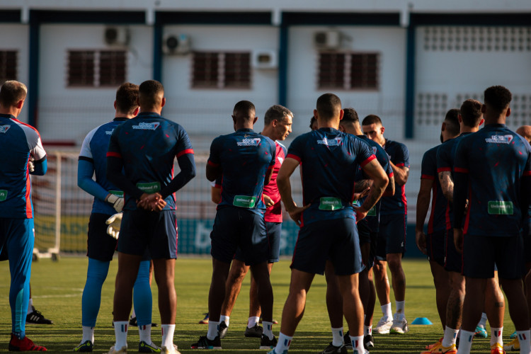 Comissão técnica e jogadores conversam no gramado em treino do Fortaleza no Centro de Excelência Alcides Santos, no Pici