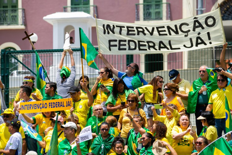 Manifestação em frente à 10ª Região Militar, em Fortaleza