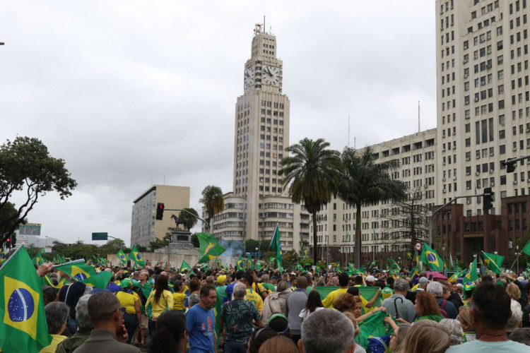 Manifestantes protestam contra resultado das urnas