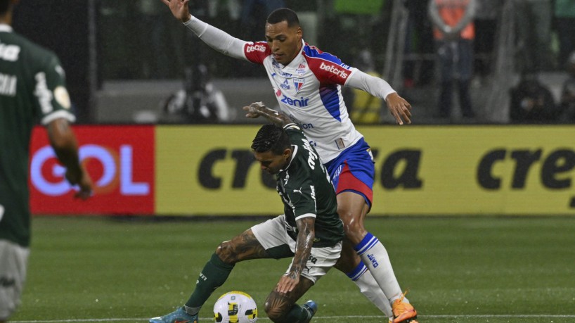 Palmeiras' Brazilian forward Dudu (L) and Fortaleza's Brazilian defender Titi vie for the ball du...