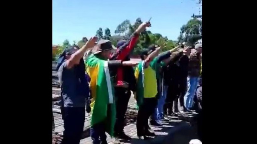 Gesto feito por apoiadores de Bolsonaro em Santa Catarina