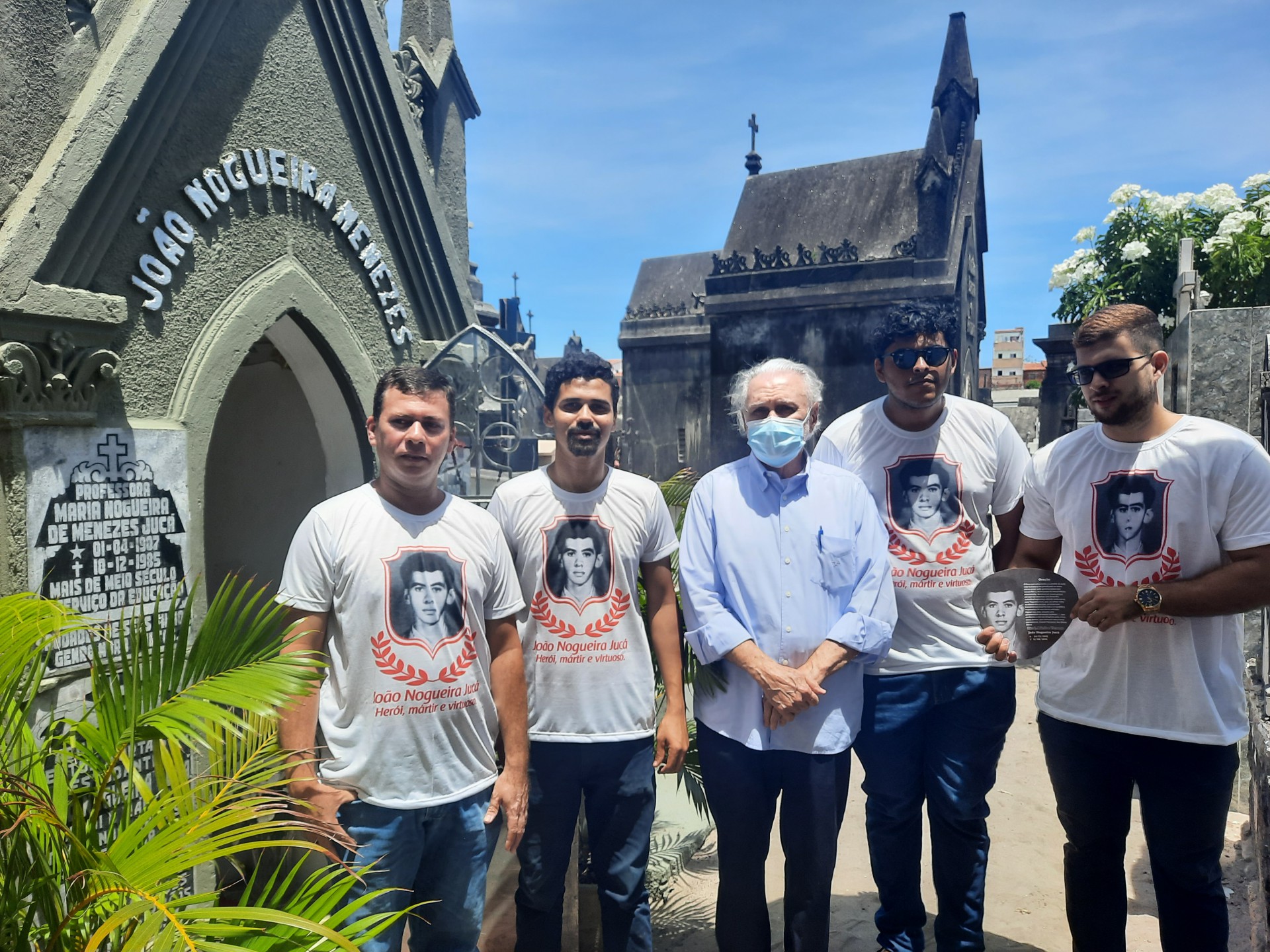 Dia de Finados população presta homenagens nos cemitérios veja fotos