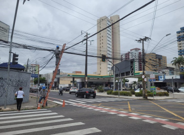 Cruzamento da Av. Rui Barbosa com Av. Antônio Sales recebe manutenção após fios caídos na pista 