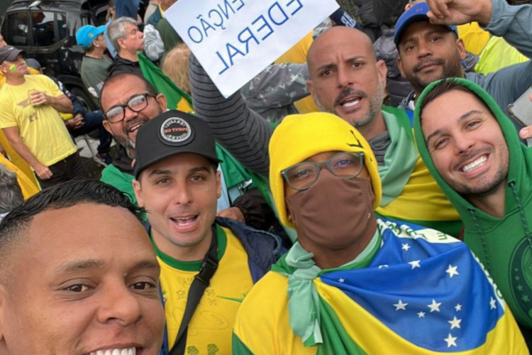 Ex-jogador Robinho aparece em manifestação bolsonarista realizada em São Paulo