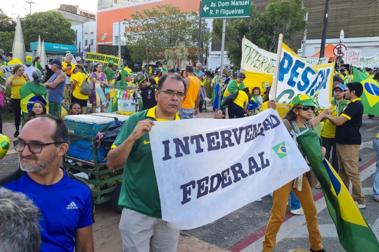 Grupos bolsonaristas reunidos durante ato golpista em frente ao quartel da 10 Região Militar em 3 de novembro.