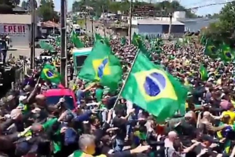 Manifestantes bolsonaristas estendendo o braço em ato golpista em Santa Catarina