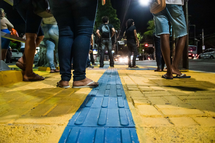 O piso tátil é caracterizado por relevo e luminância contrastantes em relação ao piso adjacente, destinado a constituir alerta ou direção, servindo de orientação perceptível por pessoas com deficiência visual