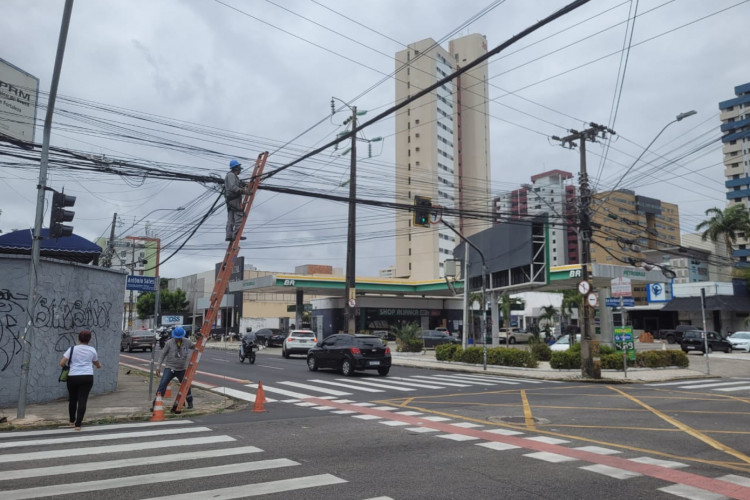 Cruzamento da Av. Rui Barbosa com Av. Antônio Sales recebe manutenção após fios caídos na pista