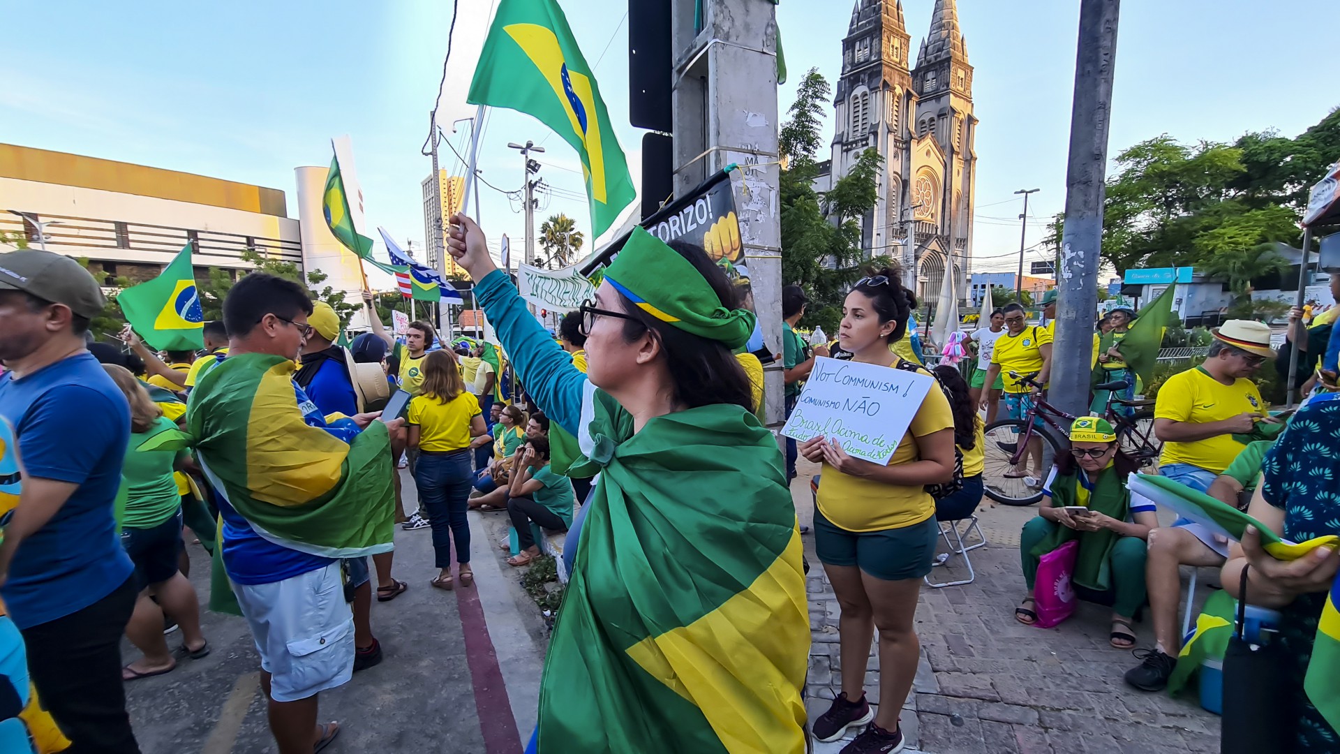 ￼ Bolsonaristas promovem atos golpistas em frente ao quartel da 10 Região Militar, em Fortaleza. (Foto: Fco Fontenele/O POVO)