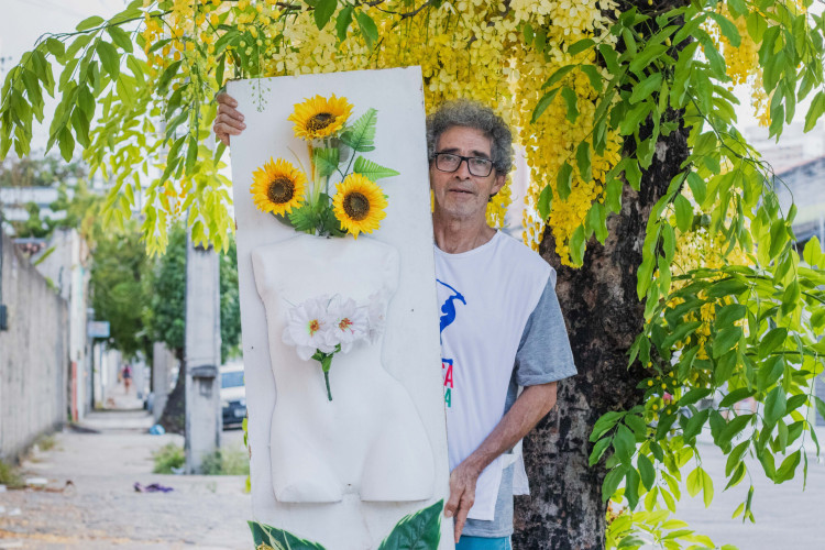 Carlos Careca, artista cearense que resgata materiais descartados para criar cenografias em suas peças