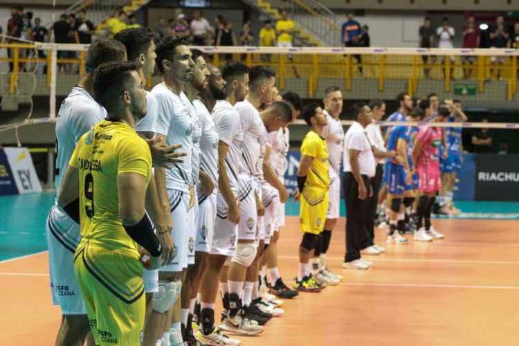 Atletas do Rede Cuca Vôlei perfilados antes do duelo contra o Vôlei Renata, pela Superliga, no Ginásio Paulo Sarasate