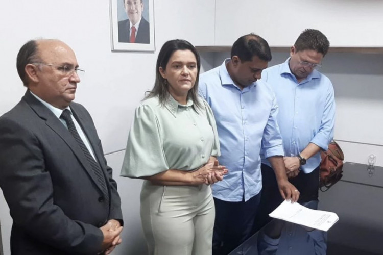 Presidente da Câmara de Vereadores de Iguatu, Eliane Braz, toma posse como prefeita após cassação do prefeito, que é seu marido 