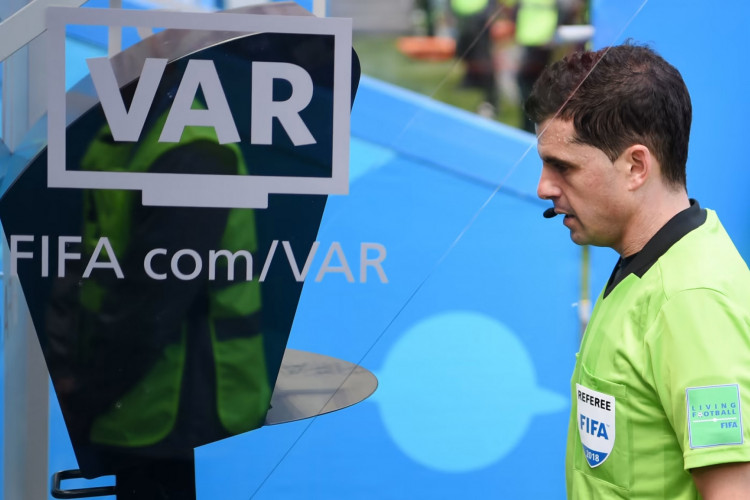 A tela do VAR é um dos recursos disponíveis para o árbitro; entenda como será usado na Copa do Mundo 2022