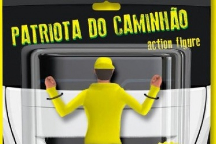 Meme de bolsonarista que aparece pendurado no para-brisa de um caminhão em movimento. 