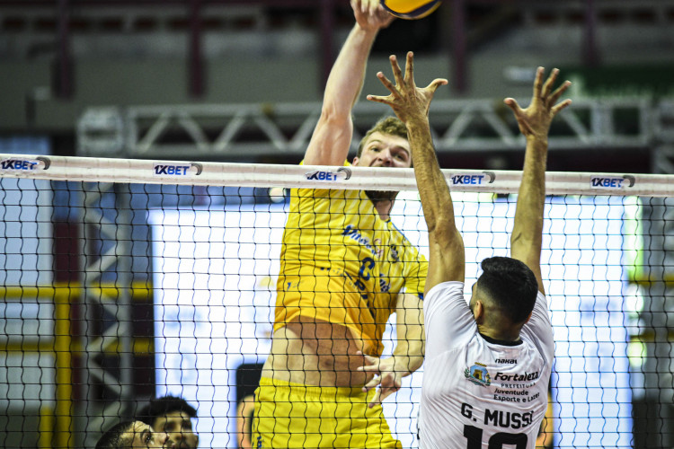 Registro da partida entre Araguari e Rede Cuca, pela terceira rodada da Superliga de Vôlei, no Ginásio Paulo Sarasate