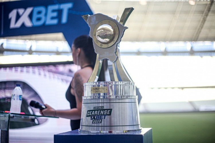 Taça do Campeonato Cearense 2022 no lançamento da nova edição da competição