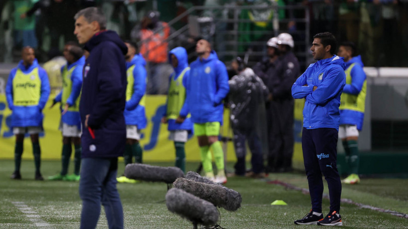 O técnico Abel Ferreira, da SE Palmeiras, e Juan Pablo Vojvoda em jogo contra a equipe do Fortaleza EC, durante partida válida pela trigésima quinta rodada, do Campeonato Brasileiro, Série A, na arena Allianz Parque