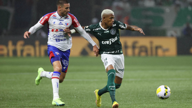 O jogador Danilo, da SE Palmeiras, disputa bola com o jogador Thiago Galhardo, do Fortaleza EC, durante partida válida pela trigésima quinta rodada, do Campeonato Brasileiro, Série A, na arena Allianz Parque