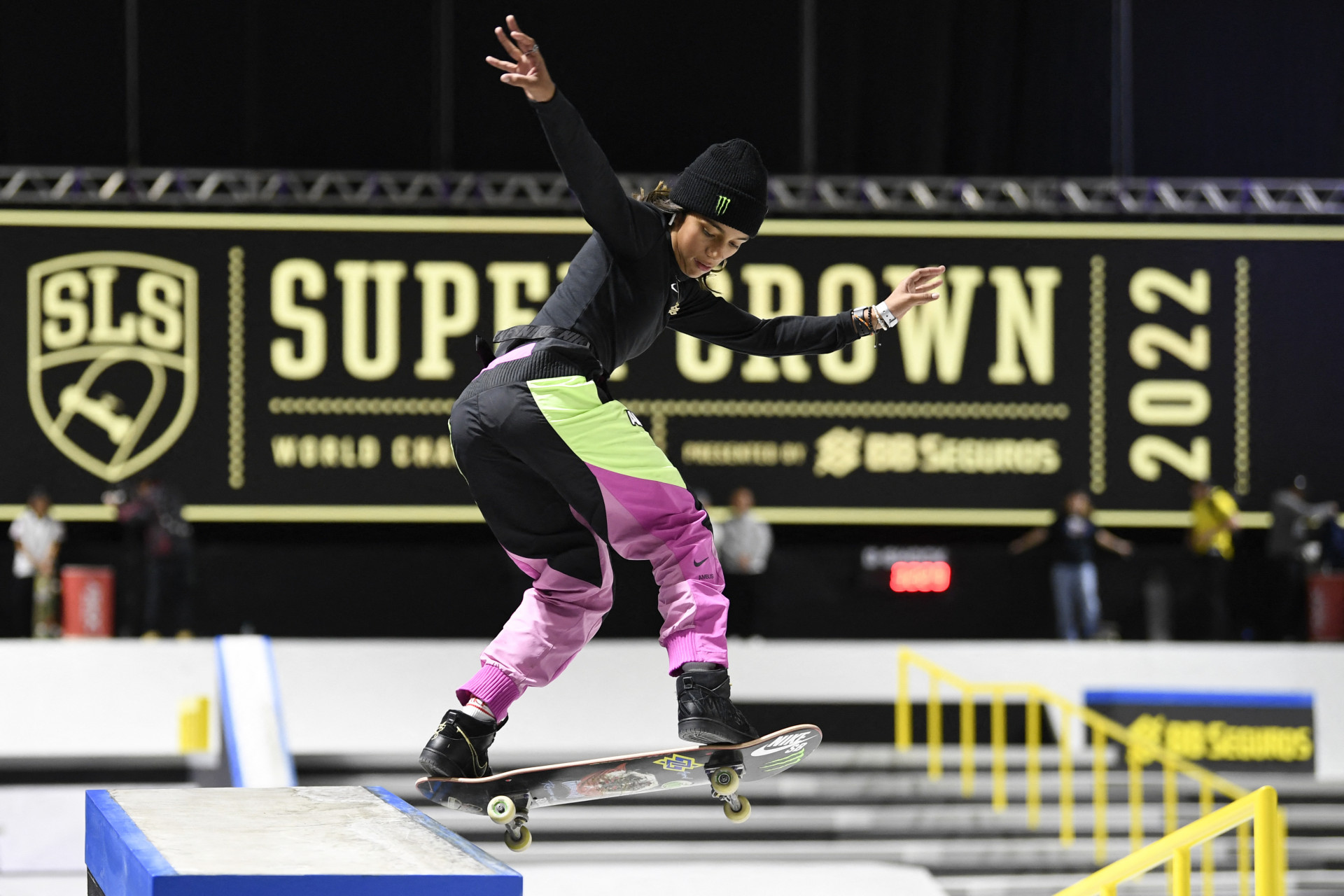 A skatista brasileira Rayssa Leal comemora com o troféu após vencer a final feminina do campeonato mundial de Street League Skateboarding no Rio de Janeiro, Brasil, em 6 de novembro de 2022.
 (Foto: MAURO PIMENTEL / AFP)