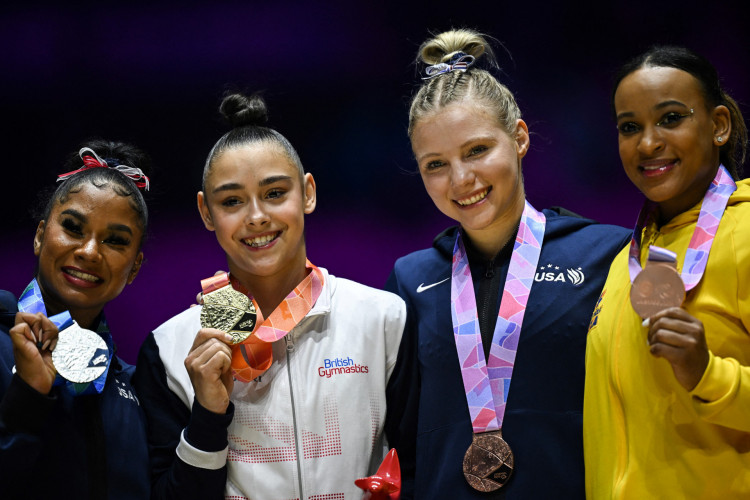 Rebeca Andrade com medalha de bronze no Mundial de ginástica em Liverpool, na Inglaterra