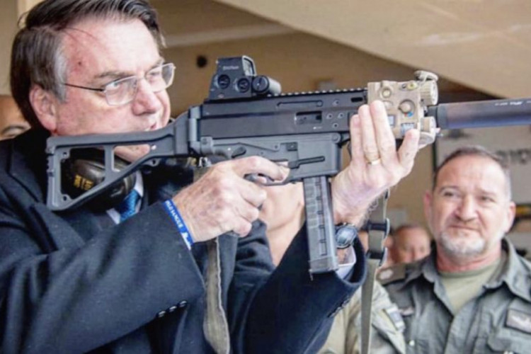 Presidente Jair Bolsonaro tem plataforma de estímulo à posse de armas de fogo