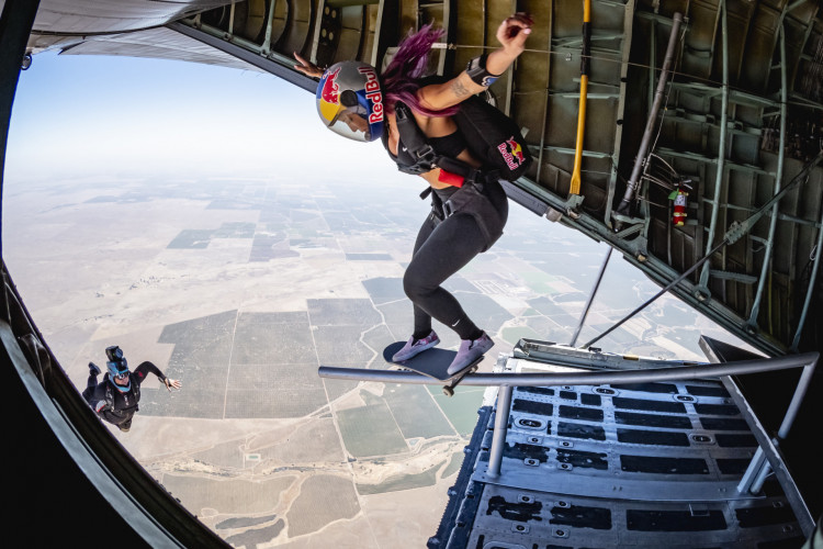 Leticia Bufoni faz manobra de skate em salto de paraquedas em Merced, California