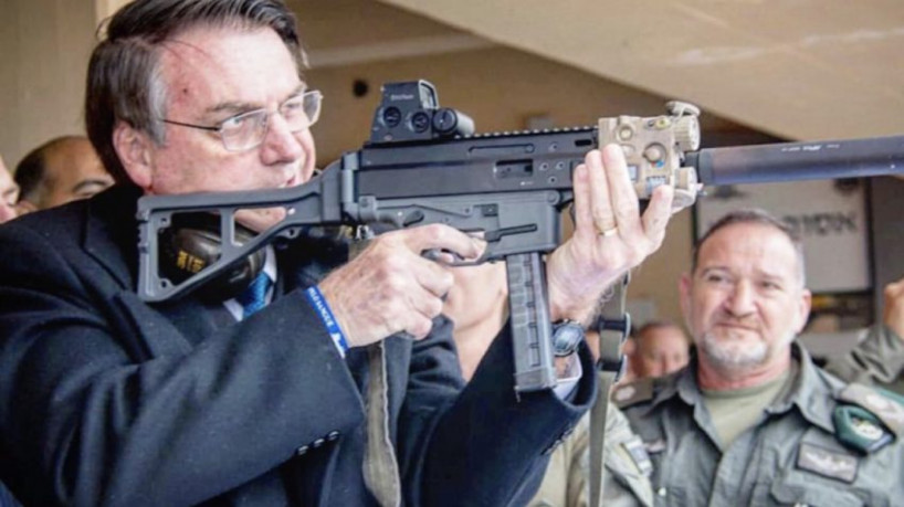 Presidente Jair Bolsonaro tem plataforma de estímulo à posse de armas de fogo