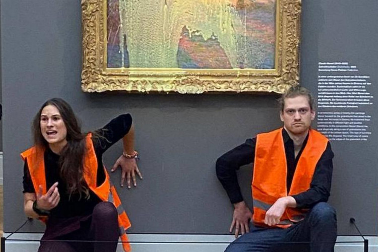 Protesto em Potsdam, Alemanha, teve purê de batata em pintura de Monet