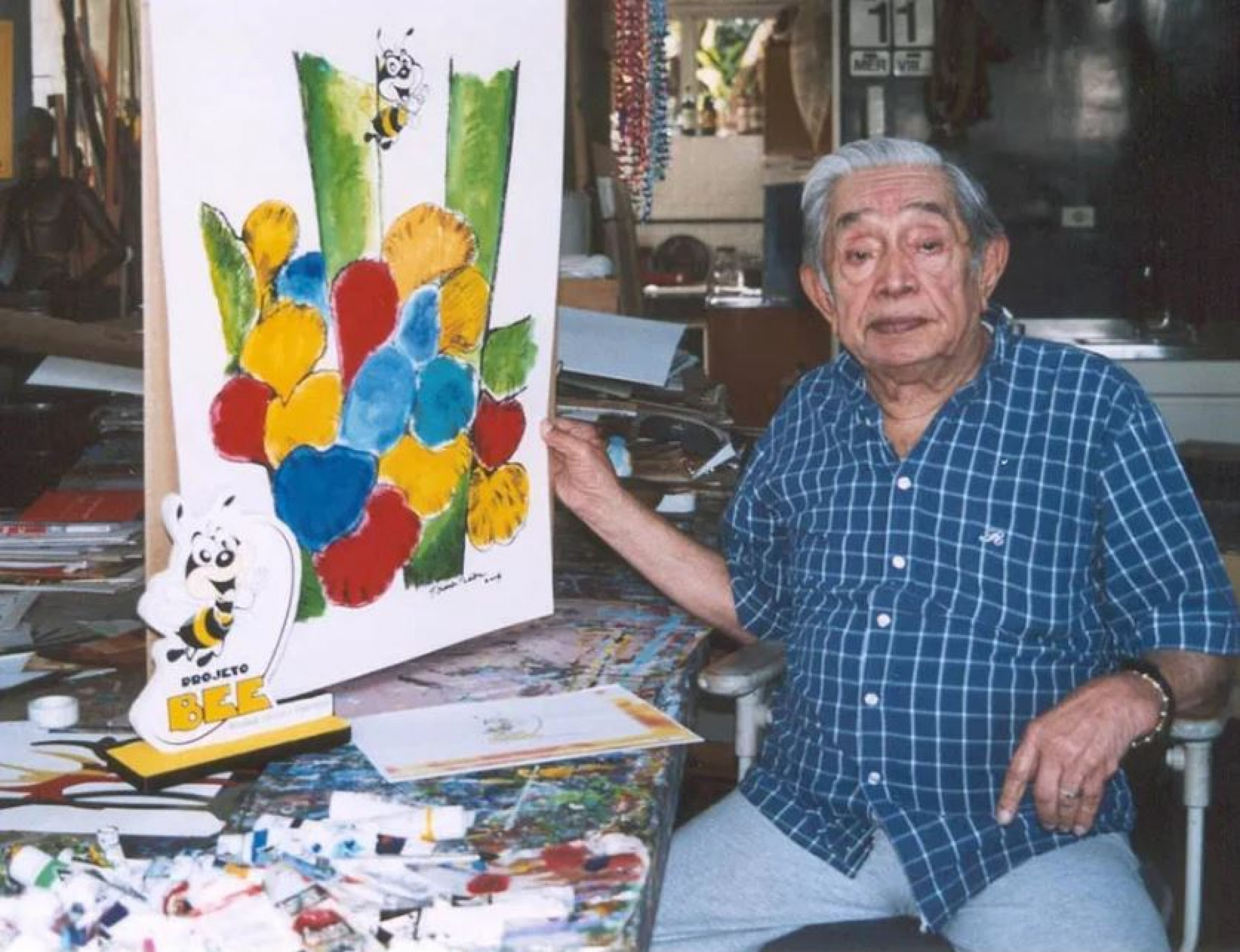 Aldemir Martins (1922 - 2006) ao lado de uma de suas obras (Foto: Divulgação)