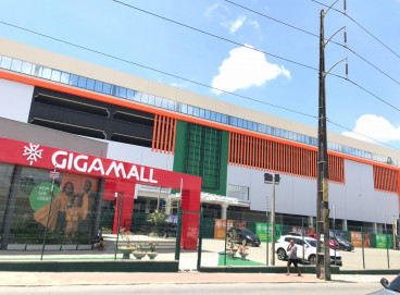 O Shopping Giga Mall está localizado no coração de Messejana, próximo à Igreja Matriz, com fácil acesso pela BR-116, BR-222 e CE-040 