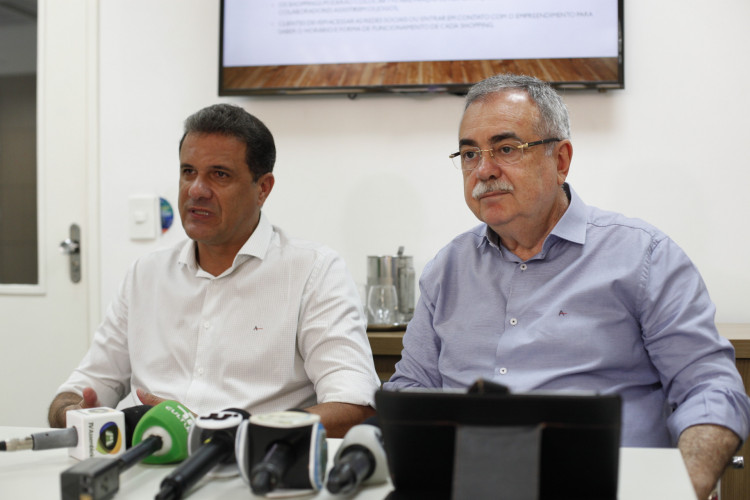 Welington Oliveira, representante da associação Brasileira dos Shopping Centers no Ceará, e Assis Cavalcante, presidente da CDL Fortaleza. Coletiva na CDL sobre o comércio na Copa.