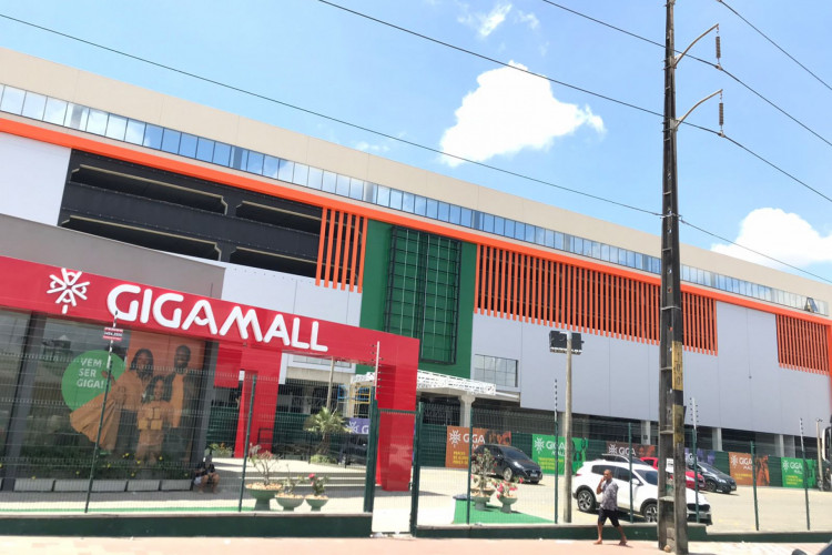 O Shopping Giga Mall está localizado no coração de Messejana, próximo à Igreja Matriz, com fácil acesso pela BR-116, BR-222 e CE-040