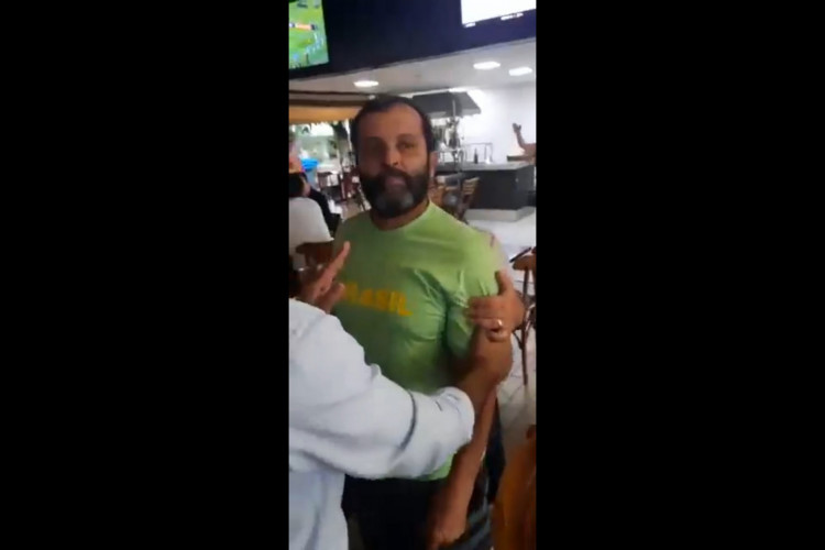 Um empresário ameaçou Gleisi Hoffmann e Lindbergh Farias em um bar no Distrito Federal.