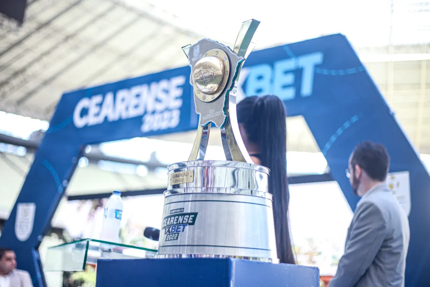 Taça do Campeonato Cearense no evento de lançamento na Arena Castelão(foto: Lenilson Santos/Fe...