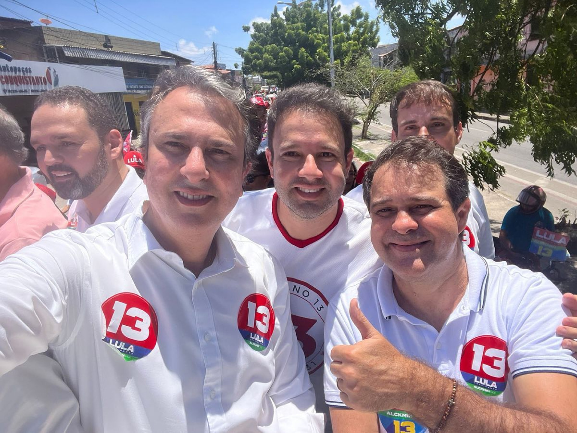 Léo Couto (entre Camilo Santana e Evandro Leitão na foto) é visto como candidato do governador eleito Elmano na disputa (Foto: Reprodução/Facebook Léo Couto)