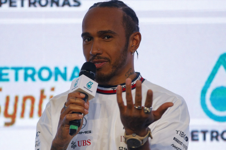 Piloto Lewis Hamilton, da Mercedes, em entrevista coletiva em evento da Fórmula 1, em São Paulo