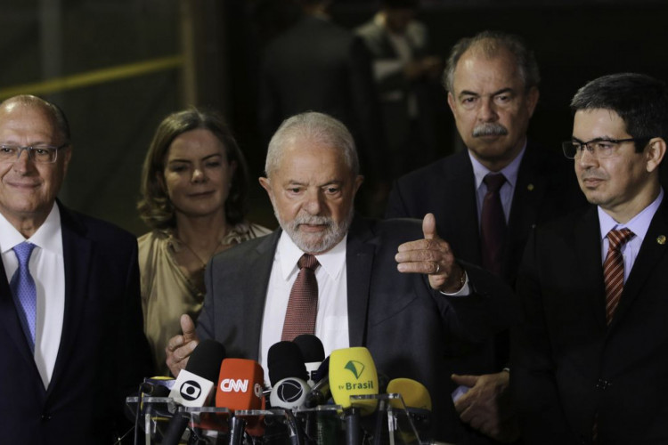 O presidente eleito, Luis Inácio Lula da Silva, acompanhado de seu vice, Geraldo Alckmin e de coordenadores da transição, fala com a imprensa após reunião com o presidente do TSE, ministro Alexandre de Moraes