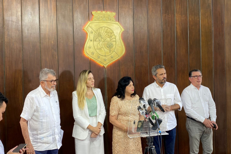 Elmano de Freitas durante primeira reunião para transição de governo.