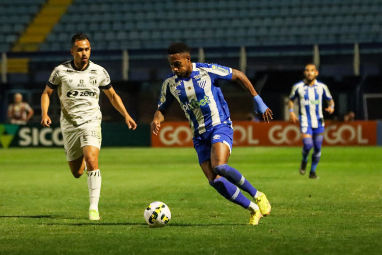 O Ceará foi derrotado para o Avaí por 2 a 0 e está rebaixado para a Série B do Brasileirão. 