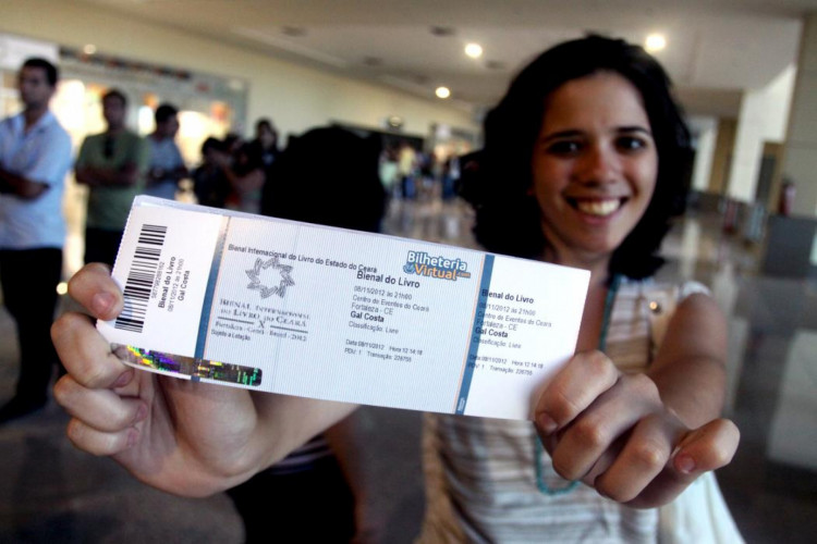 Público forma fila para garantir ingresso de Gal Costa no Centro de Eventos
