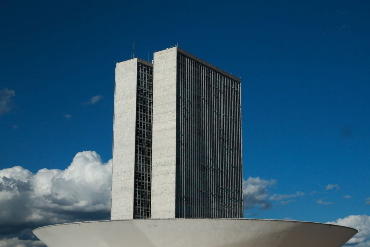 A cúpula menor, voltada para baixo, abriga o Plenário do Senado Federal. A cúpula maior, voltada para cima, abriga o Plenário da Câmara dos Deputados.