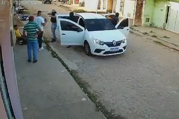 ￼CÂMERAS de vigilância flagraram o momento em que raptaram Clézio Nascimento de Oliveira