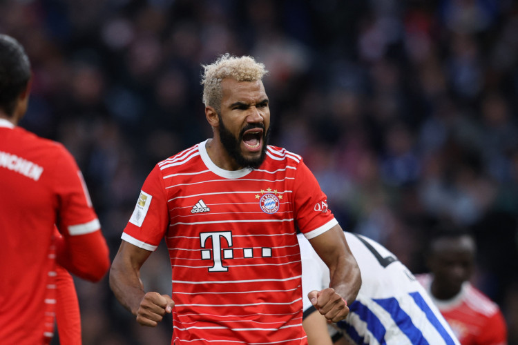 Atacante Choupo-Moting comemora gol em jogo do Bayern de Munique