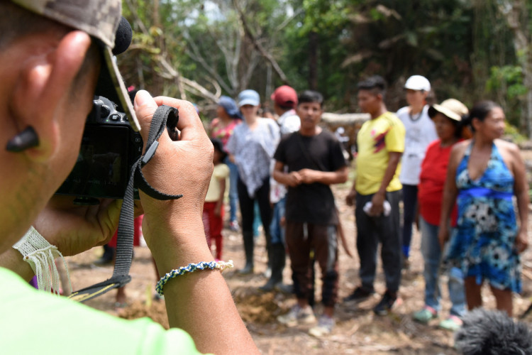 População tikuna durante as gravações em San Martin de Amacayacu, Colombia