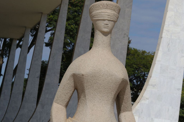 Estátua da justiça em frente ao Palácio do Supremo Tribunal Federal na Praça dos Três poderes em Brasília