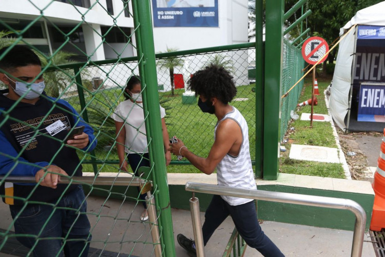 Participantes do Exame Nacional do Ensino Médio (Enem) 2021 fazem, neste domingo (28), segundo dia de avaliação, provas de matemática e de ciência da natureza.