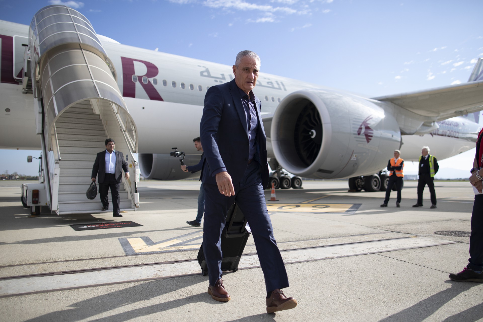 ￼Técnico da seleção brasileira, Tite desembarcou em Turim, na Itália, neste domingo, 13. Brasil fará preparação na Europa antes de partir para Catar para a Copa do Mundo 2022.  (Foto: Lucas Figueiredo/CBF)